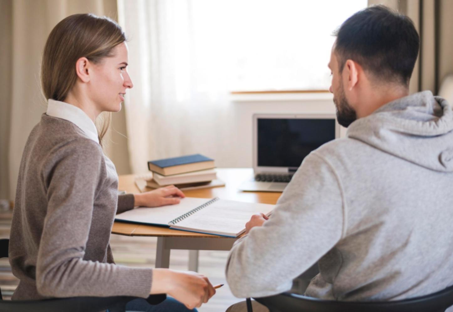 Geschäftliches Mentoring in modernem Büroumfeld