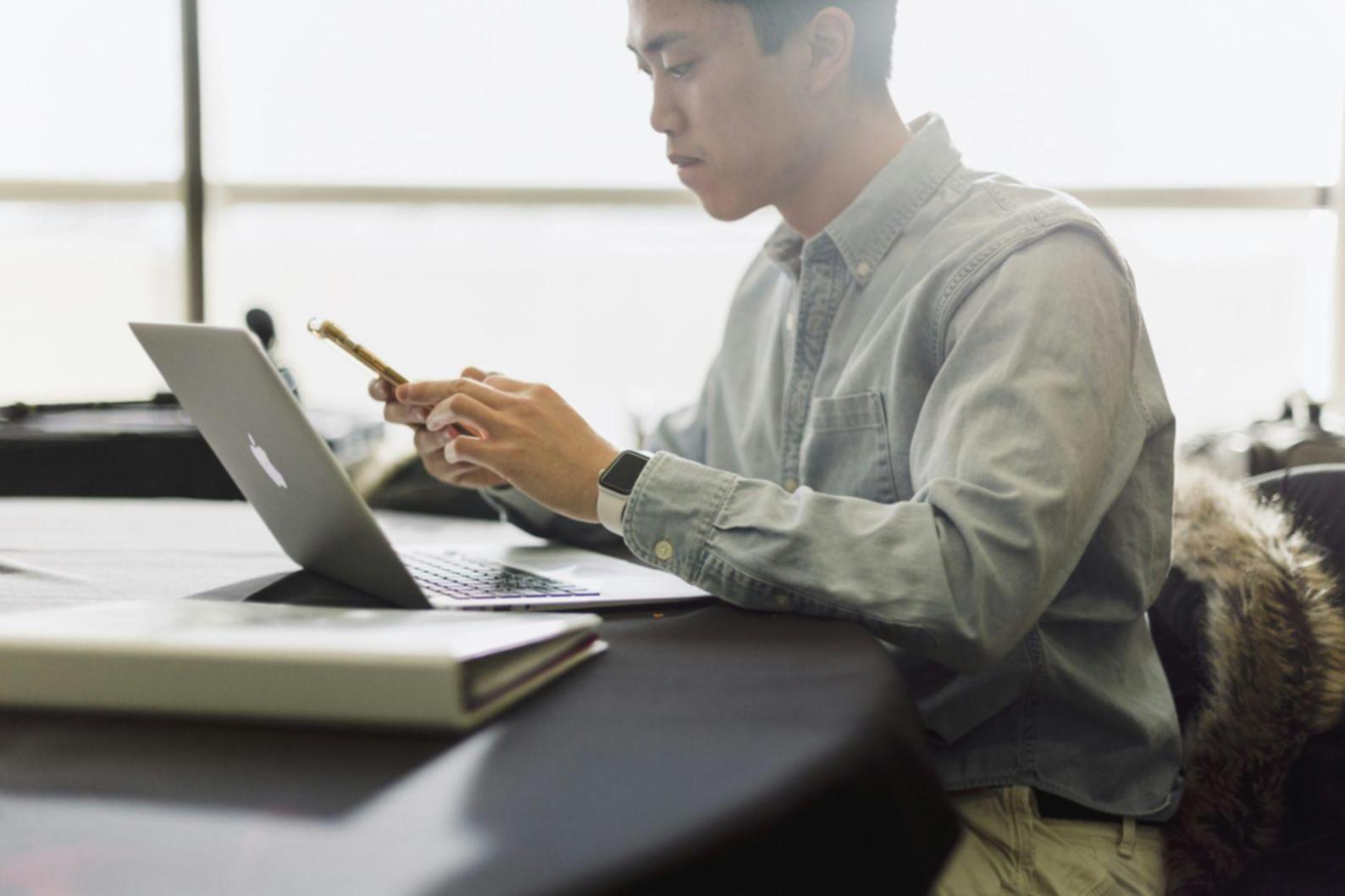 Arbeitsumgebung mit Laptop und Dokumenten für strategische Geschäftsplanung